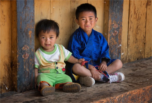 Boys-Punakha-Dzong-Festival-BHU026-17x25