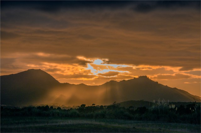 Dawn-Rays-near-Whitemark-FI0387-16x24