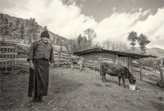Old-Lady-Trongsa-Valley-BHU0103M-17x25