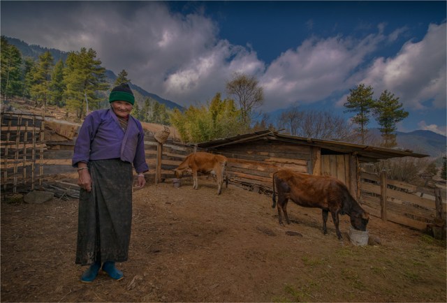 Old-Lady-Trongsa-Valley-BHU0104-17x25
