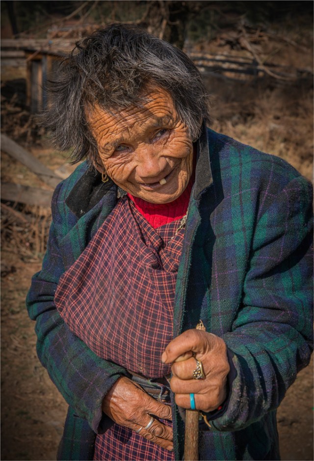 Old-Lady-Trongsa-Valley-BHU0107-17x25